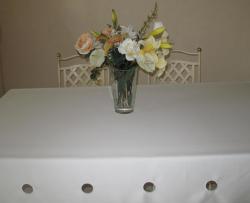Nappes de table satin ivoire avec ronds brodés 100 % polyester 150 x200cm ou 150 x 250cm